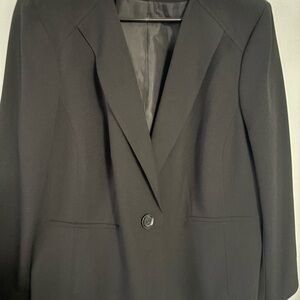 BLACK FRIDAY SALE🖤🖤🖤.  Ladies Jones studios black blazer.